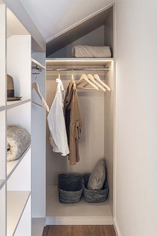 Góc tủ quần áo nhỏ gọn được tận dụng để không chiếm quá nhiều diện tích